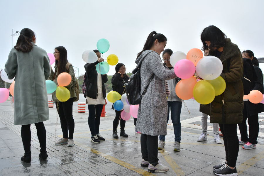 “会微笑的手机壳,会传染的微笑日”——金年会学子DIY微笑手机壳拥抱微笑问候日 (4).JPG