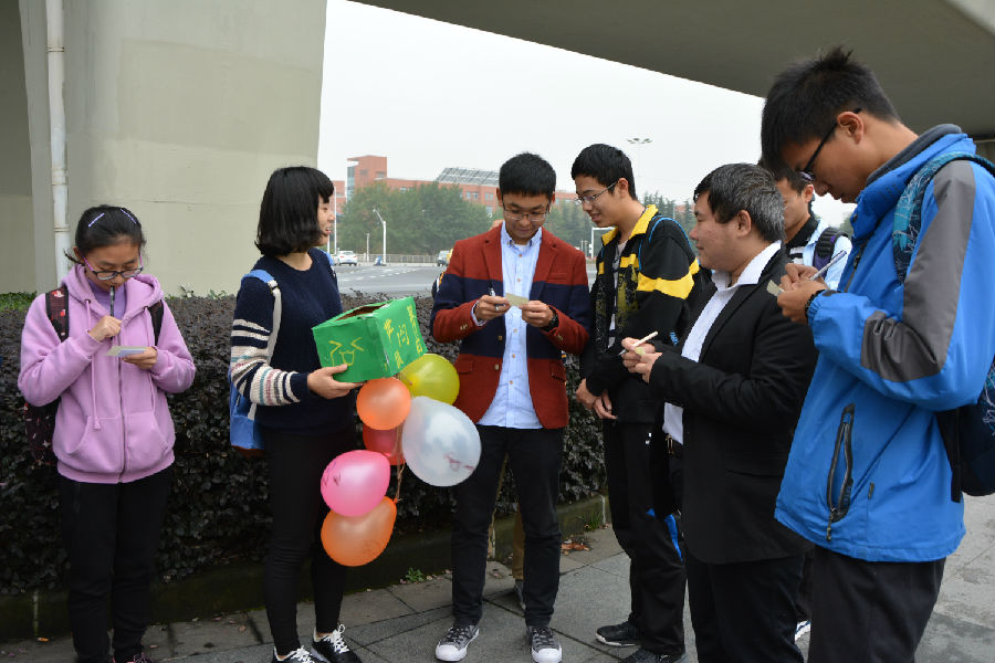 “会微笑的手机壳,会传染的微笑日”——金年会学子DIY微笑手机壳拥抱微笑问候日 (13).JPG